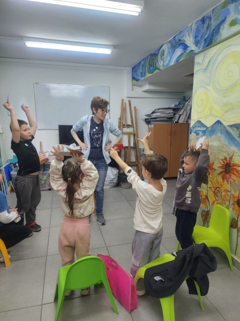 ילדים בשיעור קבוצתי עם מורה ב-IQLine